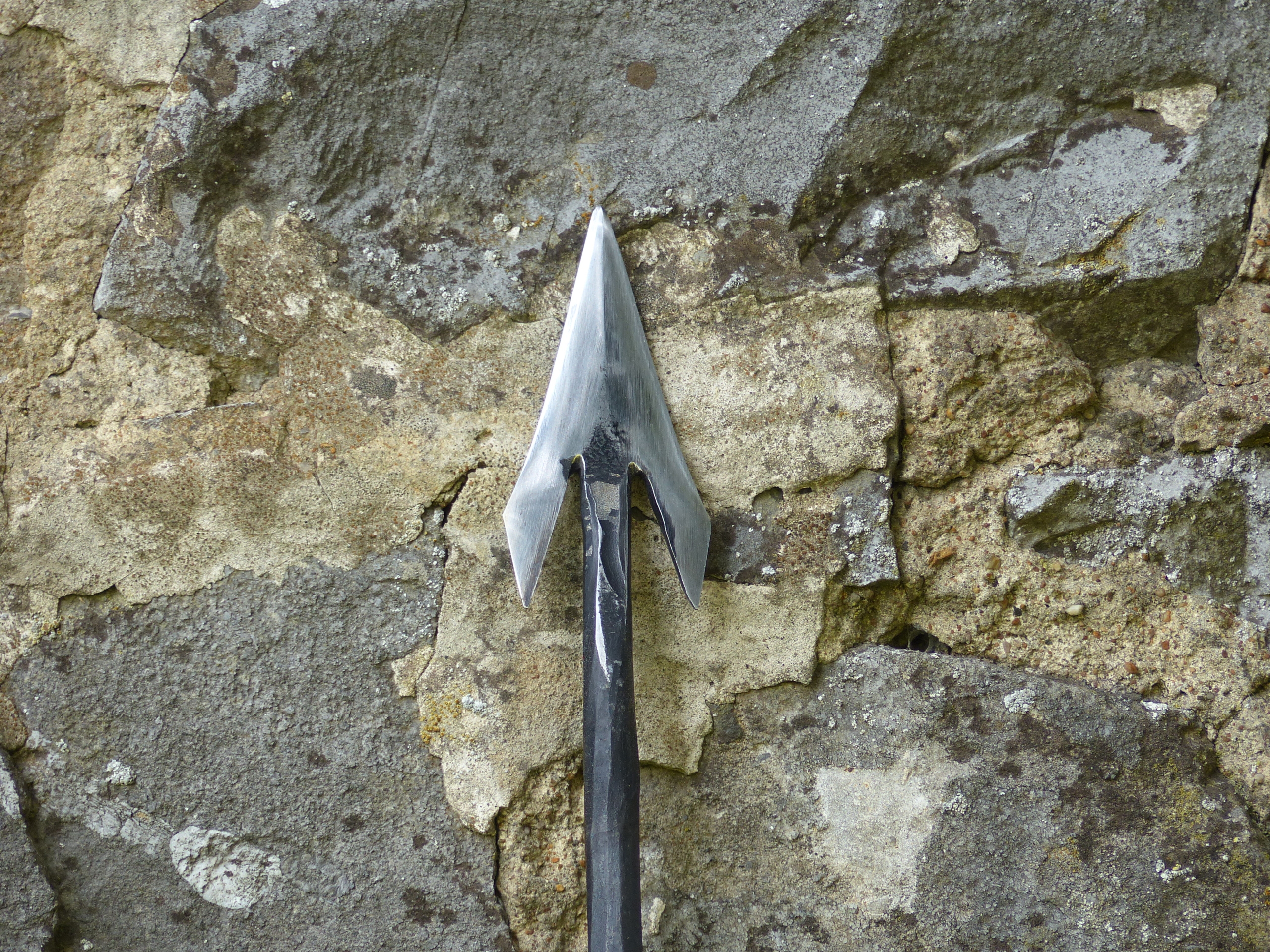 Angon à douille fendue